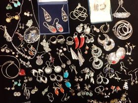 A COLLECTION OF SILVER AND WHITE METAL JEWELLERY