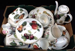 A COLLECTION OF QUEEN'S HOOKER'S FRUIT TABLEWARE