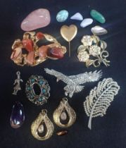 A COLLECTION OF COSTUME JEWELLERY