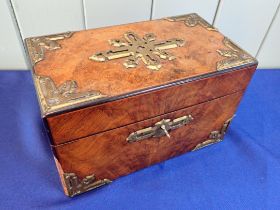 A VICTORIAN WALNUT TEA CADDY