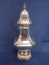 A SILVER SUGAR CASTER, OF SQUARE BALUSTER SHAPE