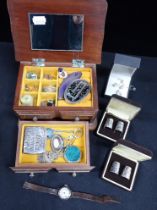 A COLLECTION OF SILVER JEWELLERY