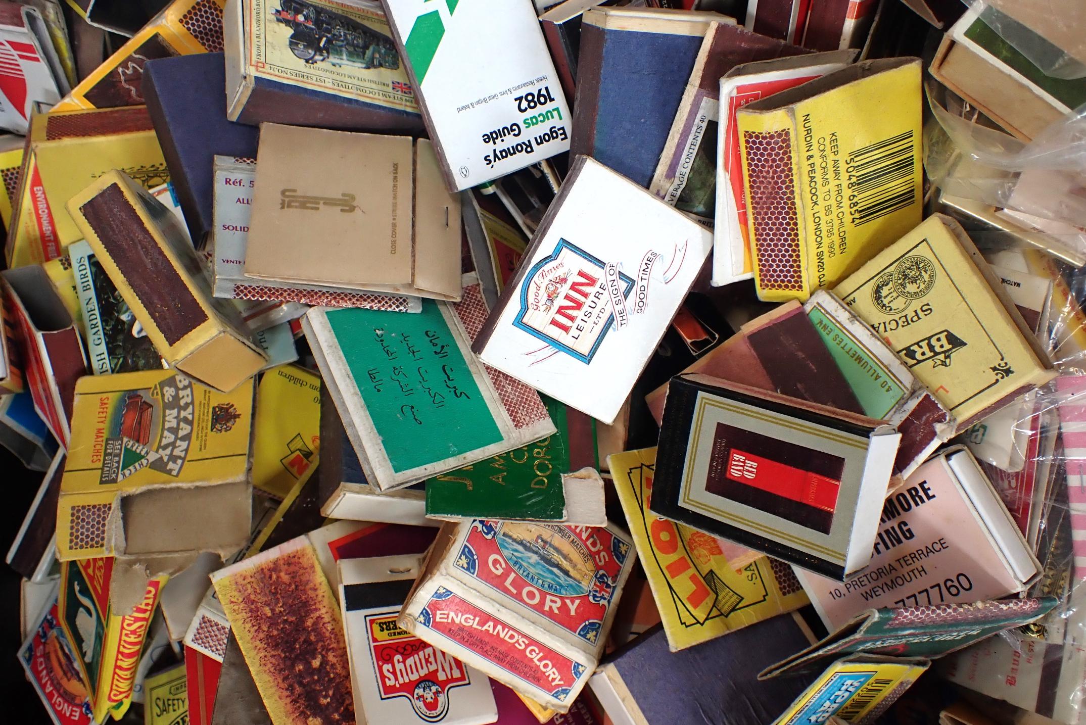 A LARGE COLLECTION OF MATCHBOXES, MATCHBOOKS - Image 3 of 4