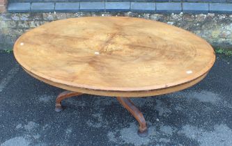 A WALNUT OVAL COFFEE TABLE, WITH MARQUETRY TOP