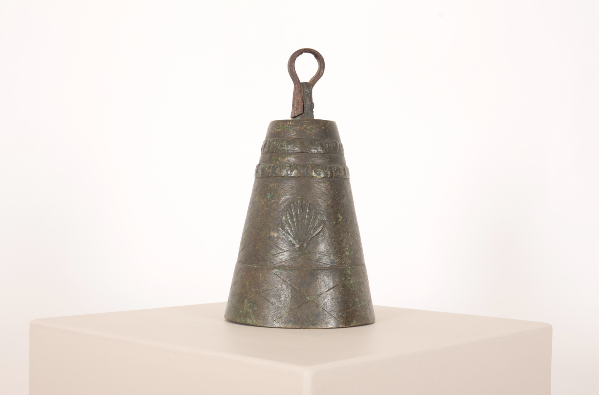 A BRONZE 'TEMPLE' BELL - Bild 2 aus 2