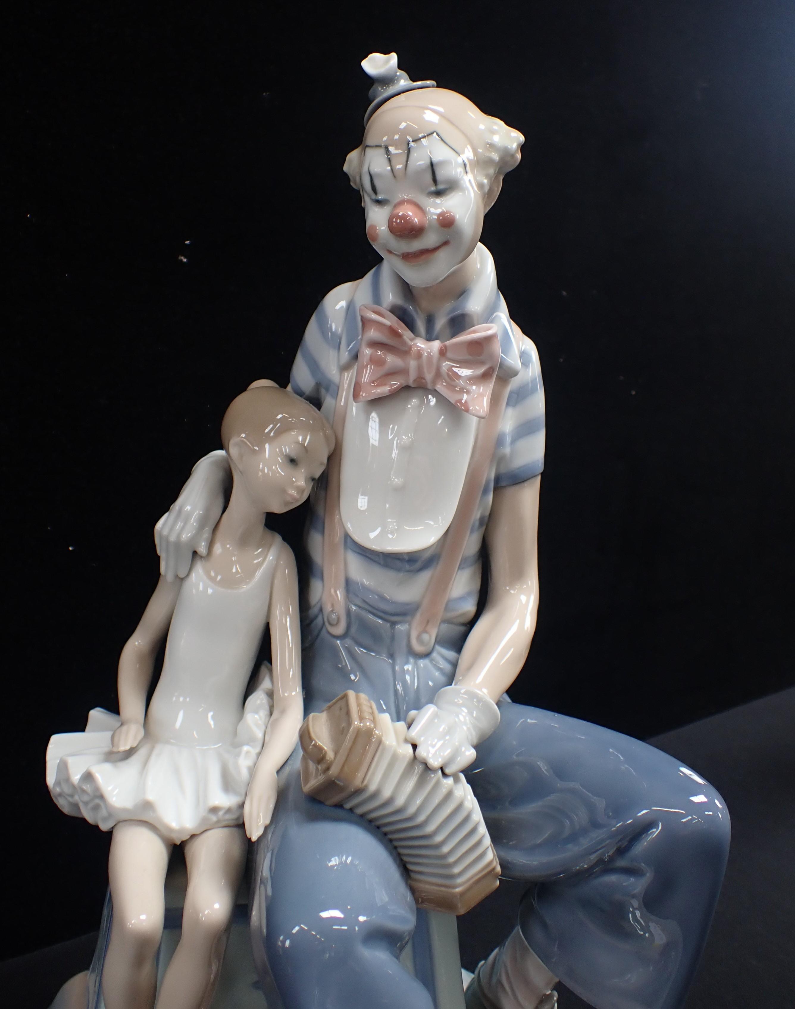 LLADRO: LARGE FIGURE OF A CLOWN WITH BALLERINA - Image 2 of 4