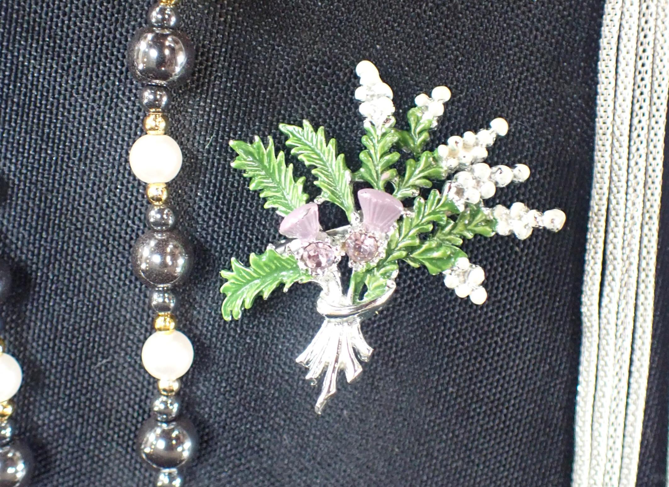 A GEMSET THISTLE AND HEATHER BROOCH - Image 2 of 4