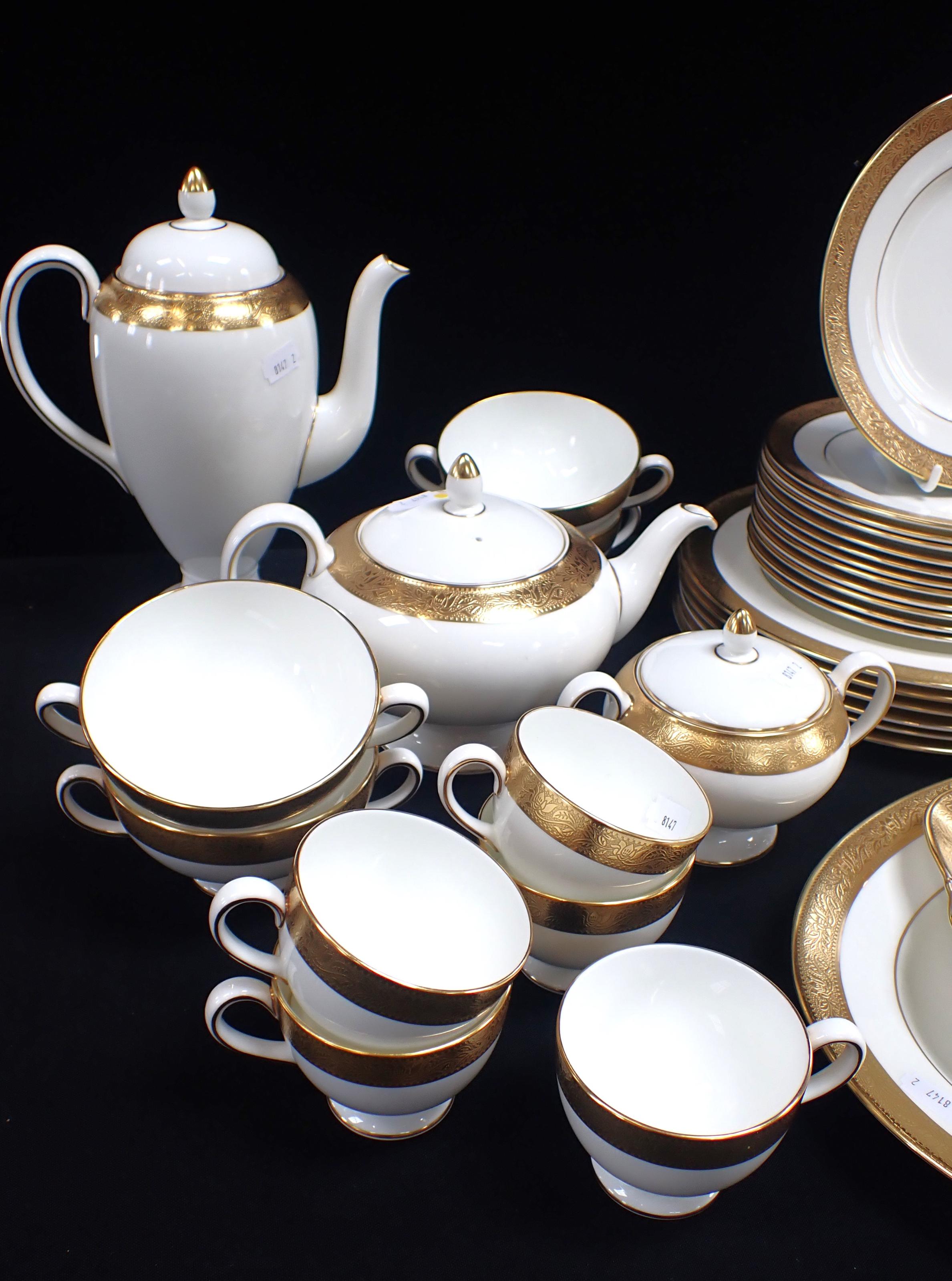 A WEDGWOOD 'ASCOT' DINNER SERVICE - Image 3 of 5