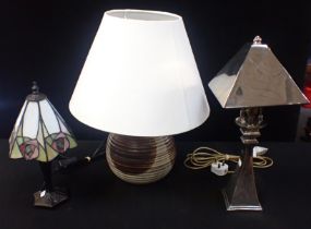 A SILVER COLOURED METAL TABLE LAMP
