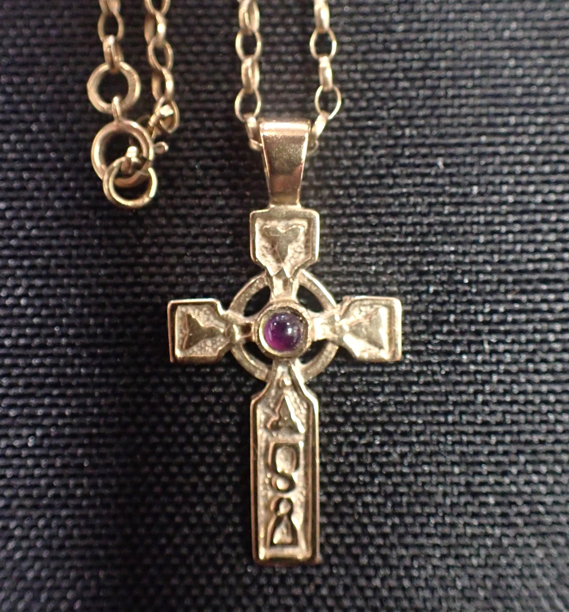 A 9CT GOLD CRUCIFIX PENDANT SET WITH CABOCHON AMETHYST - Image 2 of 3