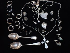A QUANTITY OF SILVER AND WHITE METAL JEWELLERY