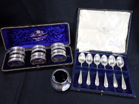 A SET OF SIX SILVER TEA SPOONS