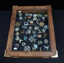 A COLLECTION OF COSTUME BROOCHES