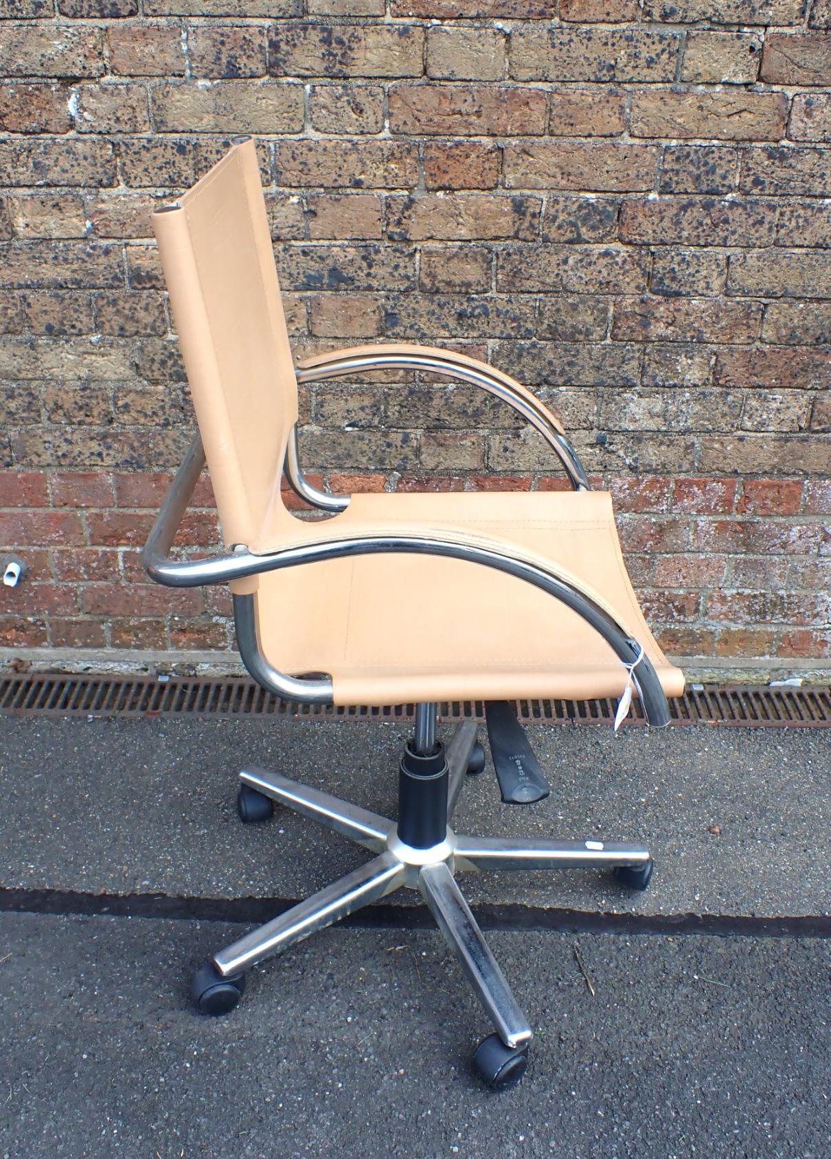 A MODERNIST SWIVEL DESK CHAIR - Image 2 of 4