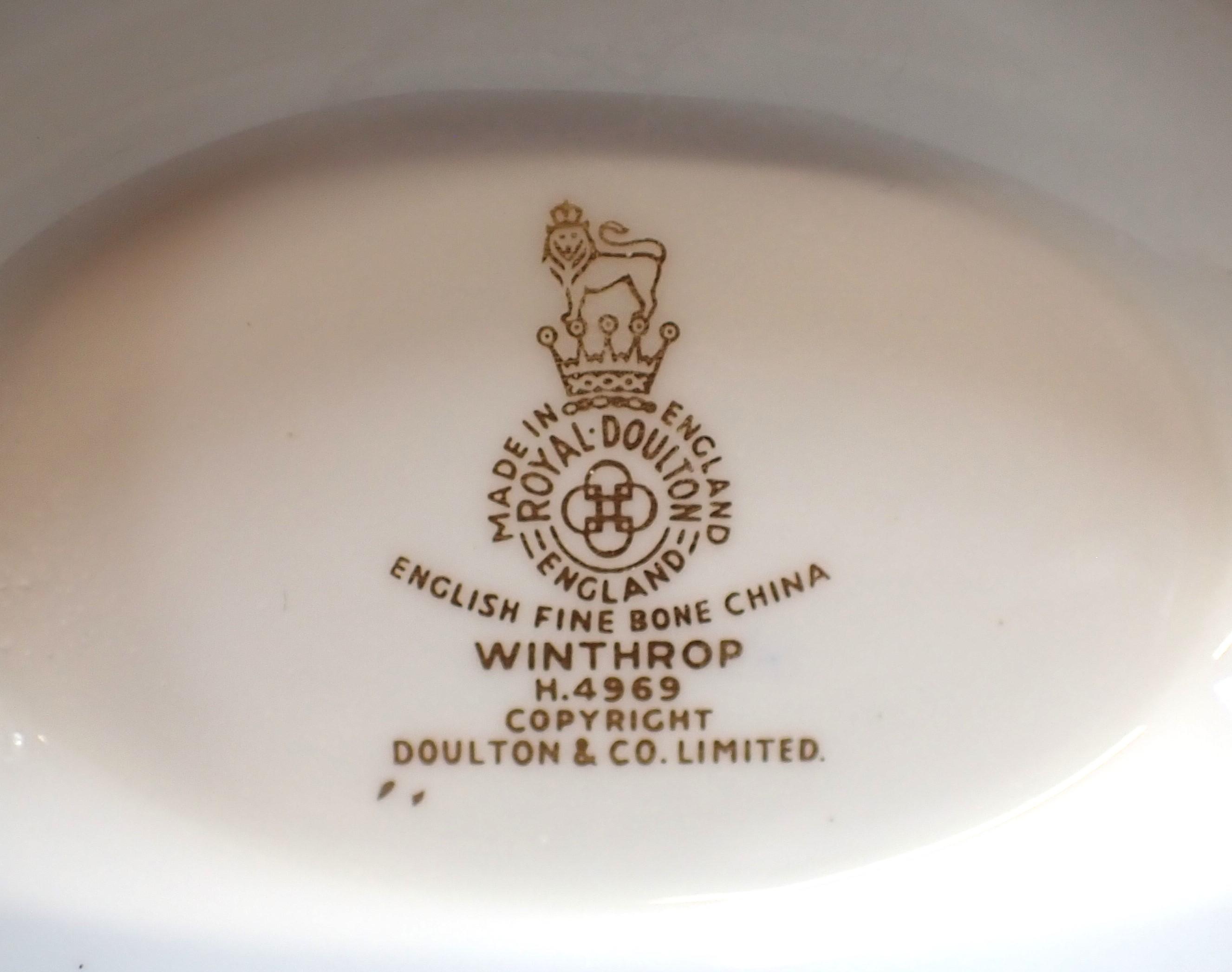 A ROYAL DOULTON 'WINTHROP' PART DINNER SERVICE - Image 4 of 4