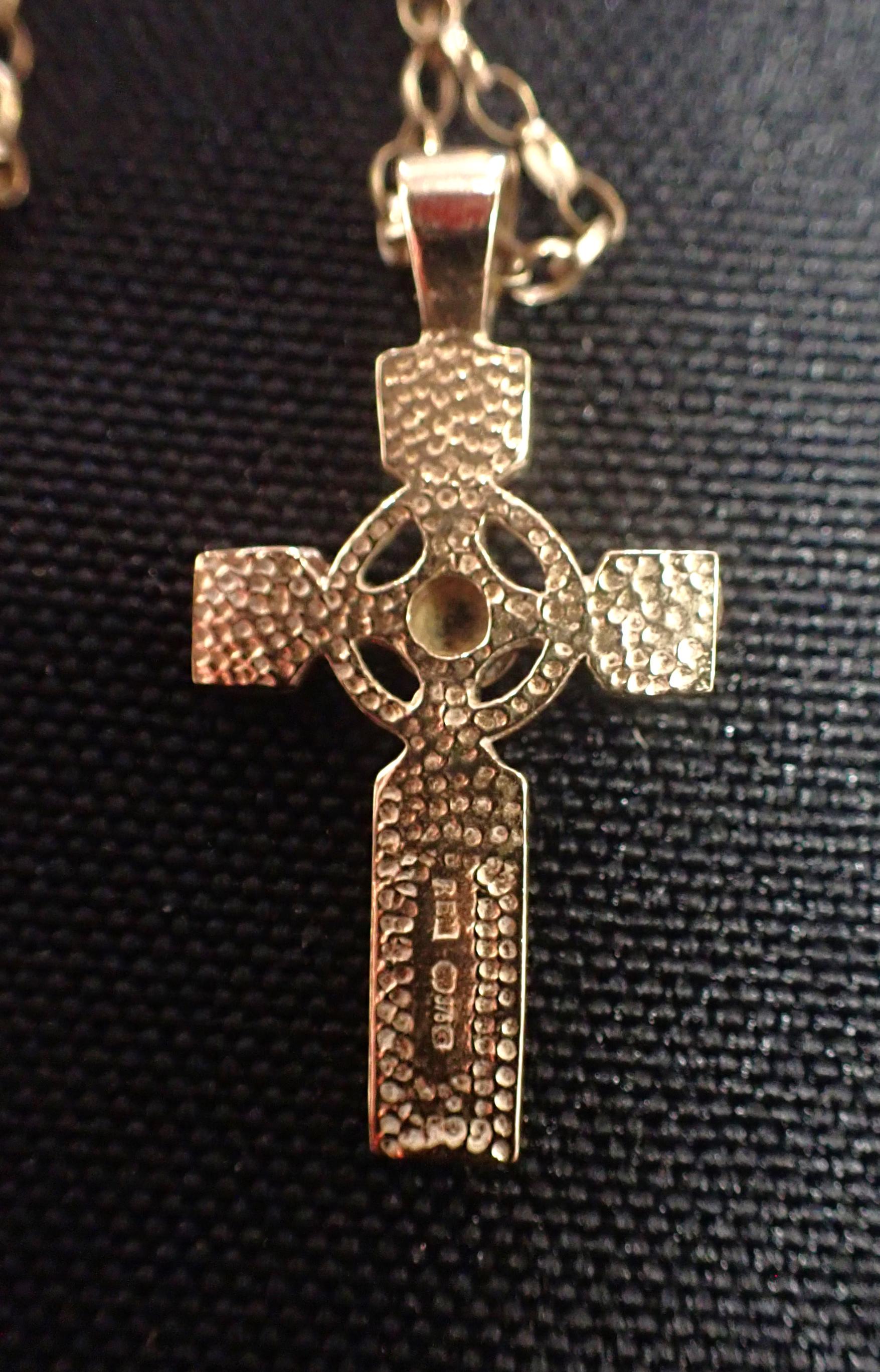 A 9CT GOLD CRUCIFIX PENDANT SET WITH CABOCHON AMETHYST - Image 3 of 3
