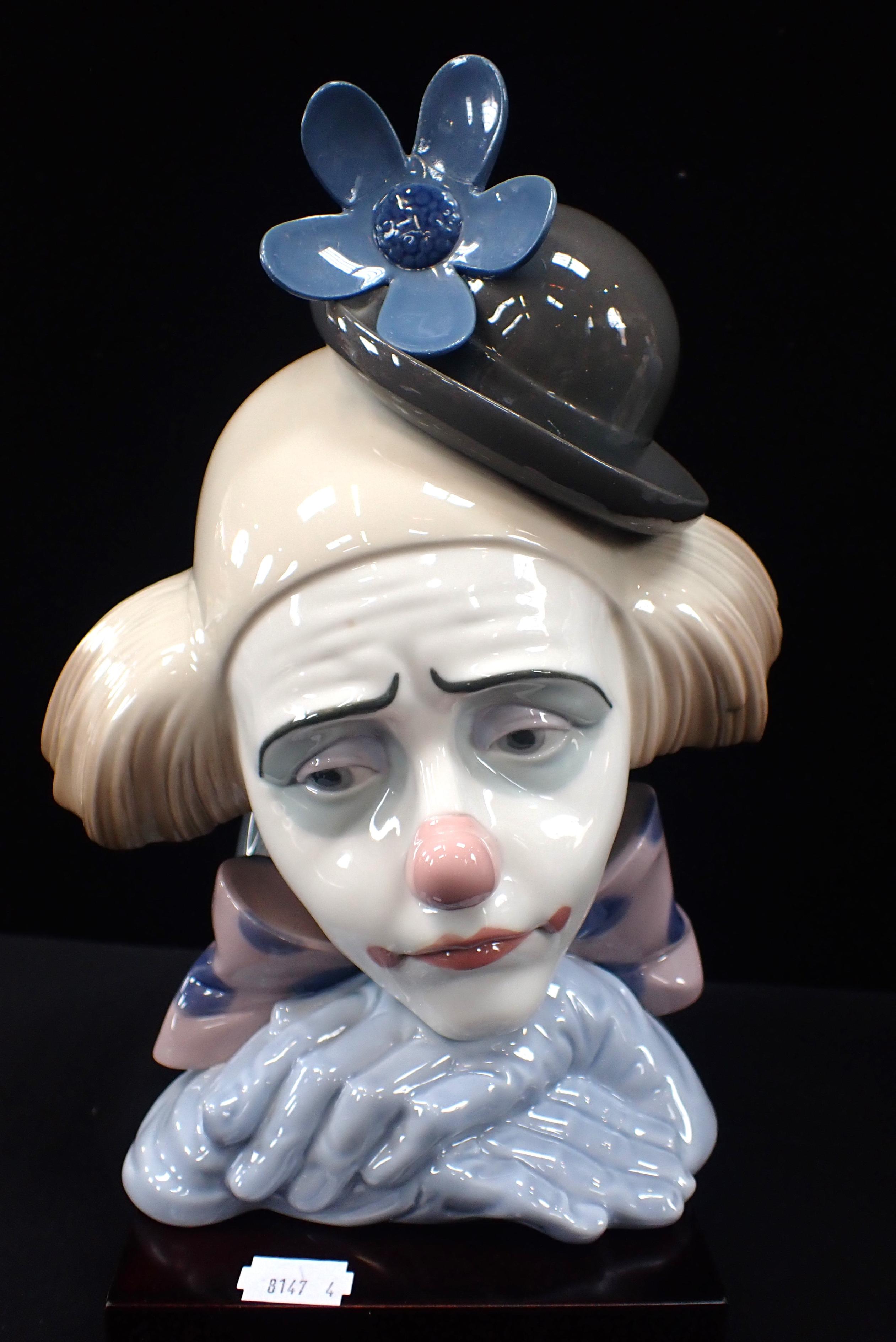 LLADRO: LARGE SAD CLOWN HEAD, RESTING HEAD IN HANDS - Image 3 of 8