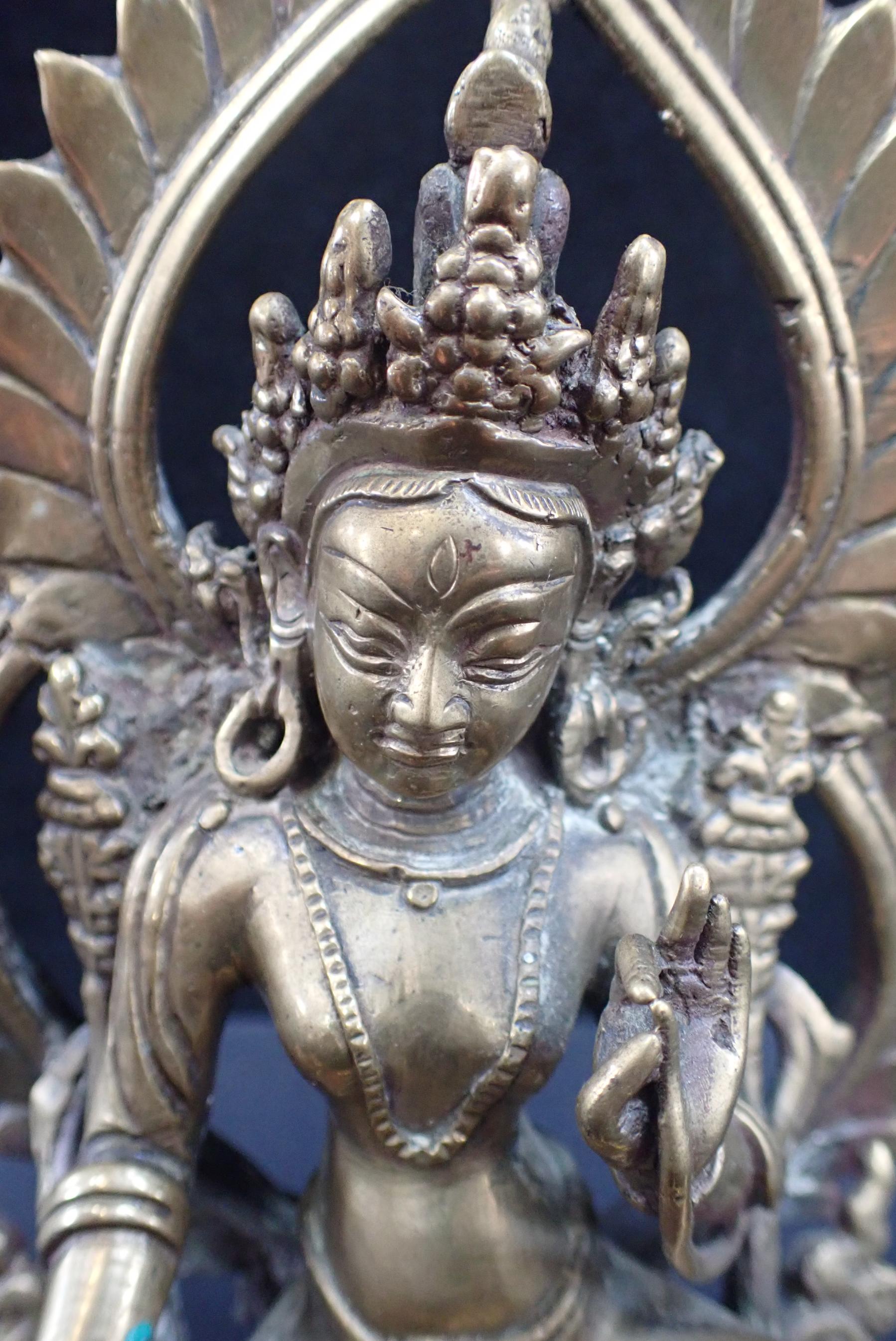 A SINO-TIBETAN BRONZE BUDDHA - Image 2 of 4