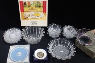 A COLLECTION OF DARTINGTON DAISY COLLECTION LEAD CRYSTAL BOWLS