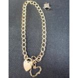 AN ITALIAN 9CT GOLD BRACLET, WITH HEART SHAPE CLASP
