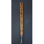 AN AMBER BEAD NECKLACE