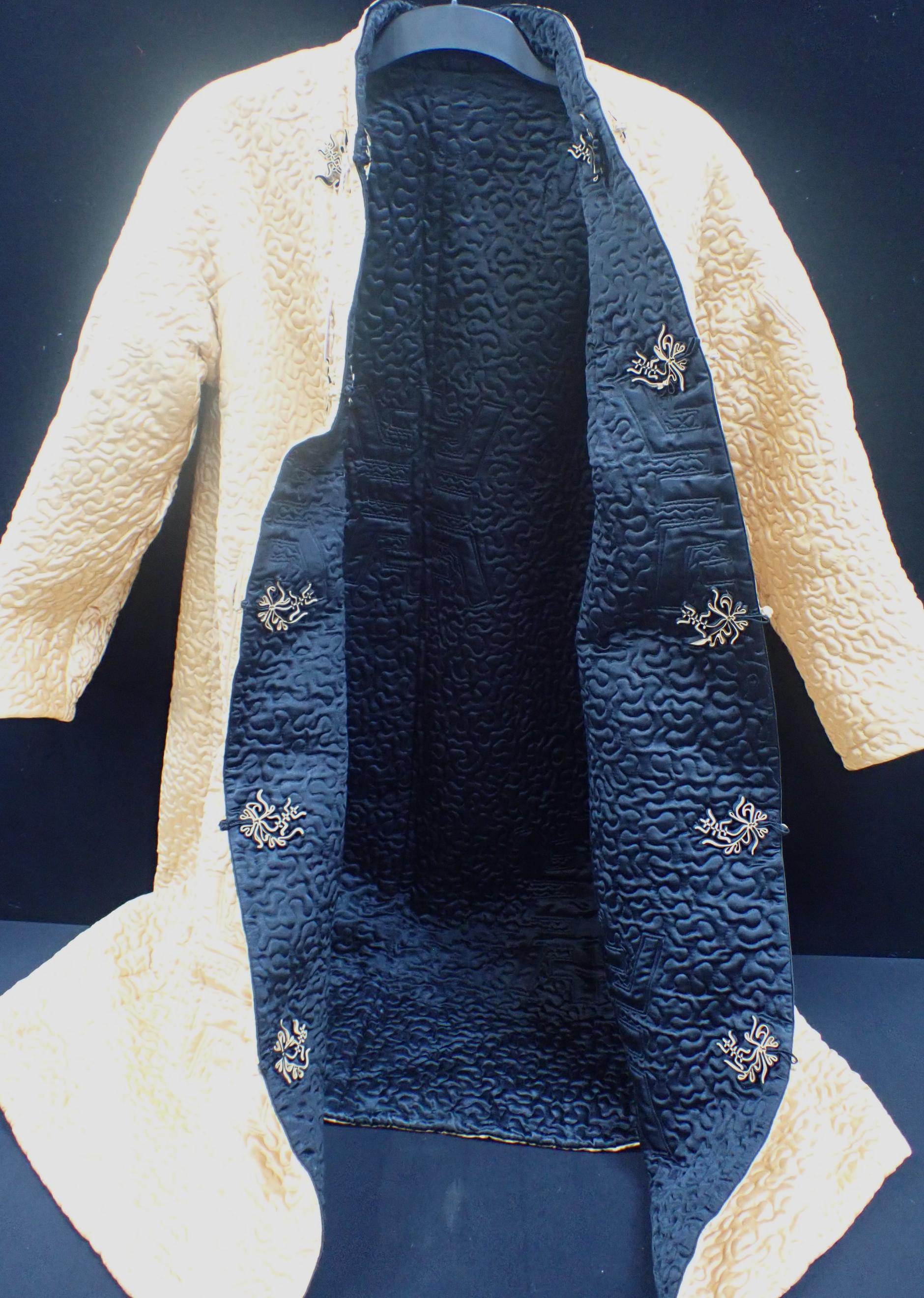 A CHINESE QUILTED SILK REVERSIBLE COAT - Image 3 of 4