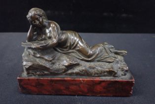 A 19th CENTURY GRAND TOUR STYLE BRONZE OF A RECLINING WOMAN