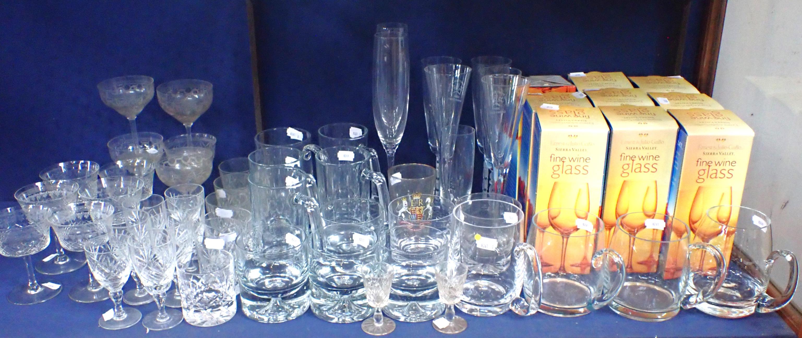 A COLLECTION OF GLASSWARE, INCLUDING CHAMPAGNE GLASSES