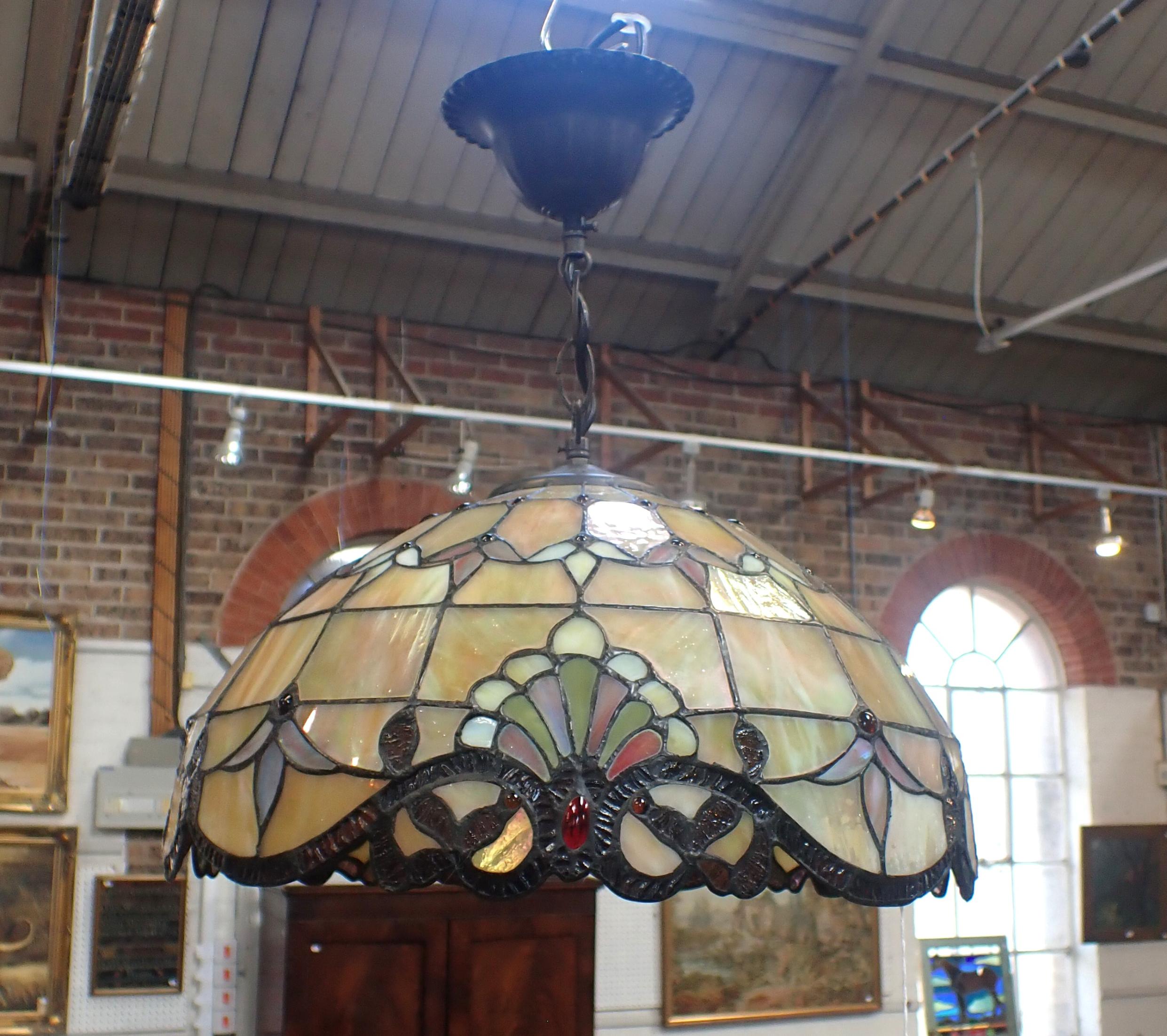 A LEADED GLASS HANGING LAMPSHADE - Image 3 of 3