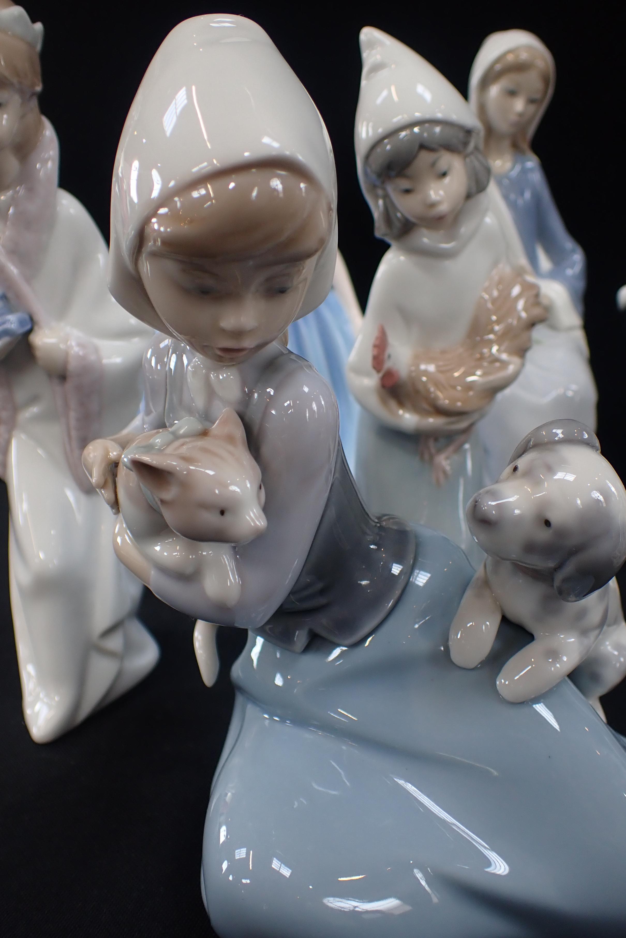 A COLLECTION OF LLADRO AND ROYAL DOULTON FIGURINES - Image 2 of 8