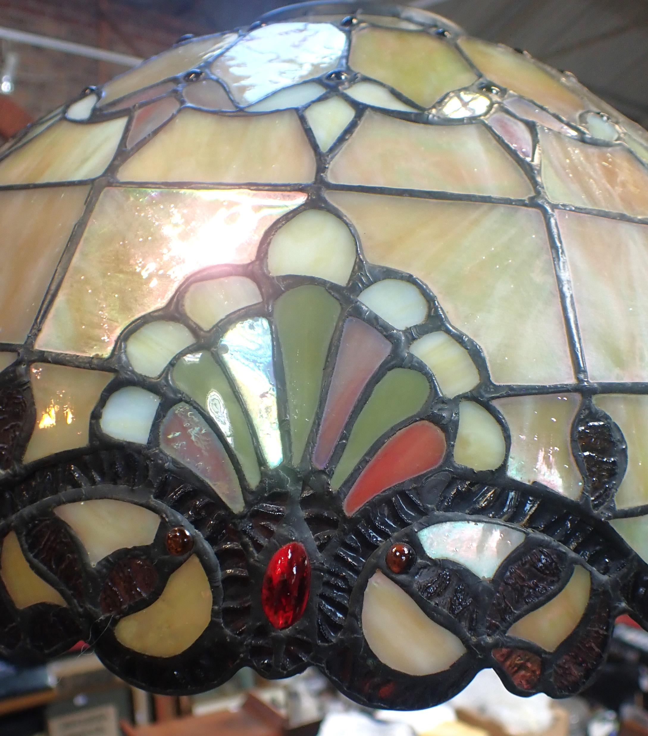 A LEADED GLASS HANGING LAMPSHADE - Image 2 of 3