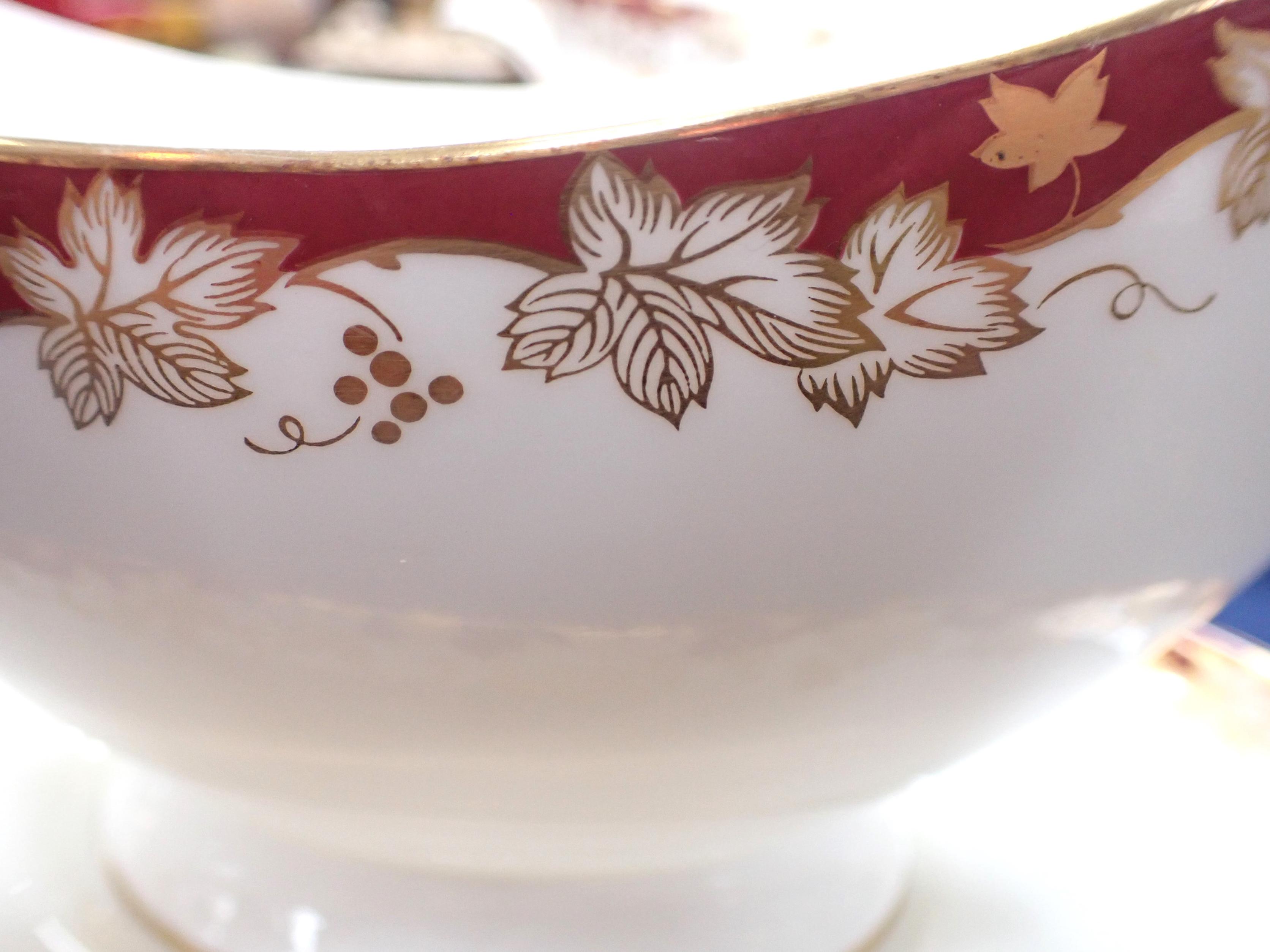 A ROYAL DOULTON 'WINTHROP' PART DINNER SERVICE - Image 3 of 4