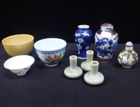 A CHINESE ENAMEL SNUFF BOTTLE, AND SMALL PORCELAIN ITEMS