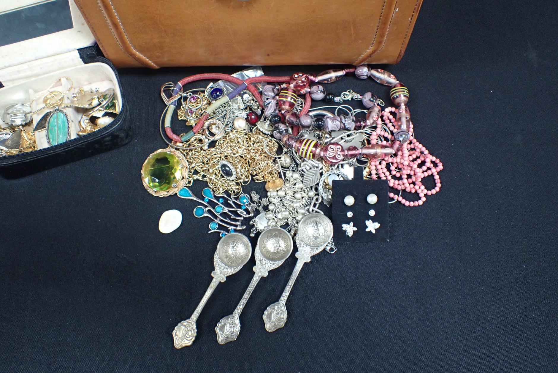 A QUANTITY OF COSTUME JEWELLERY - Image 2 of 2