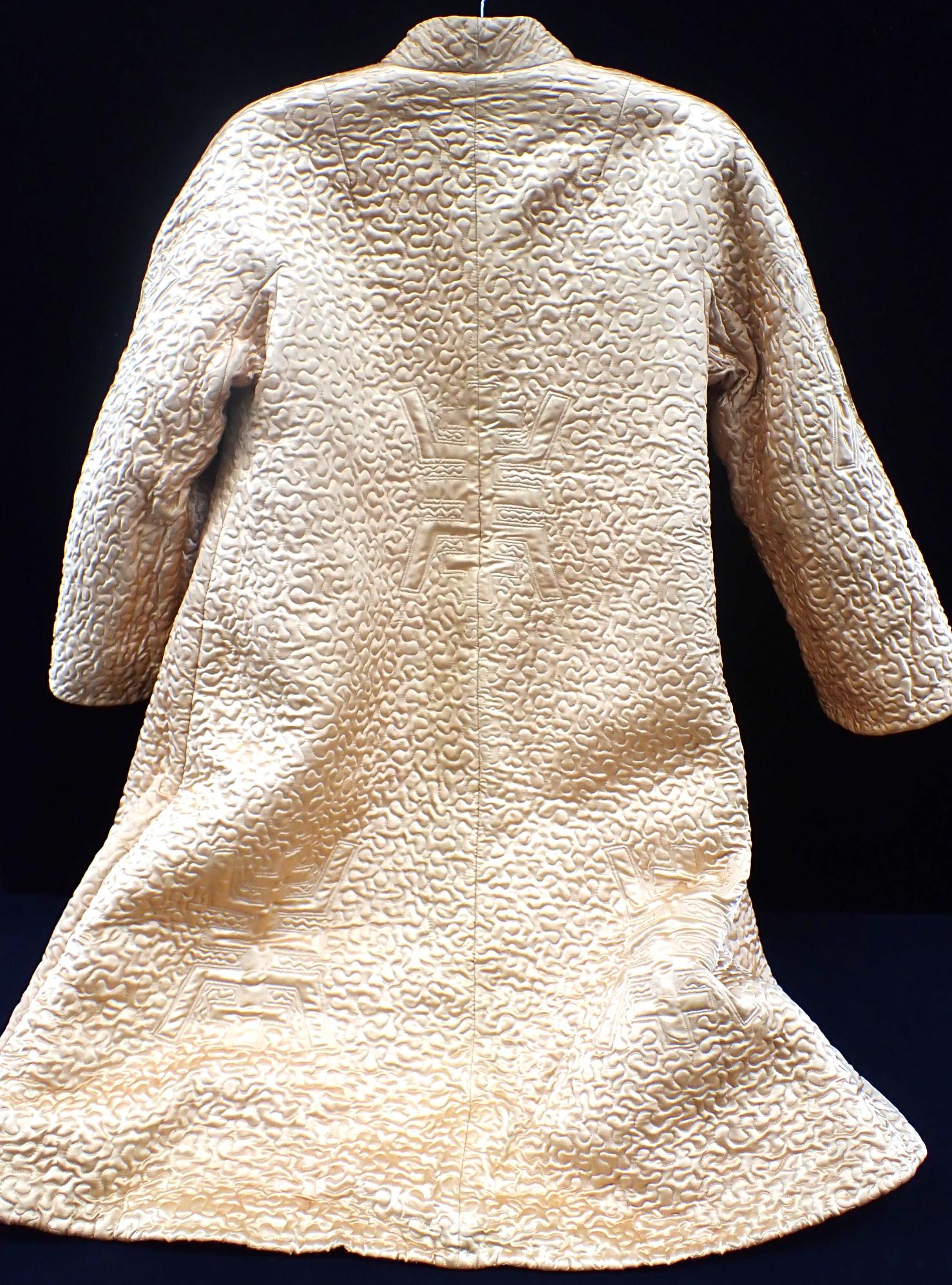 A CHINESE QUILTED SILK REVERSIBLE COAT - Image 4 of 4