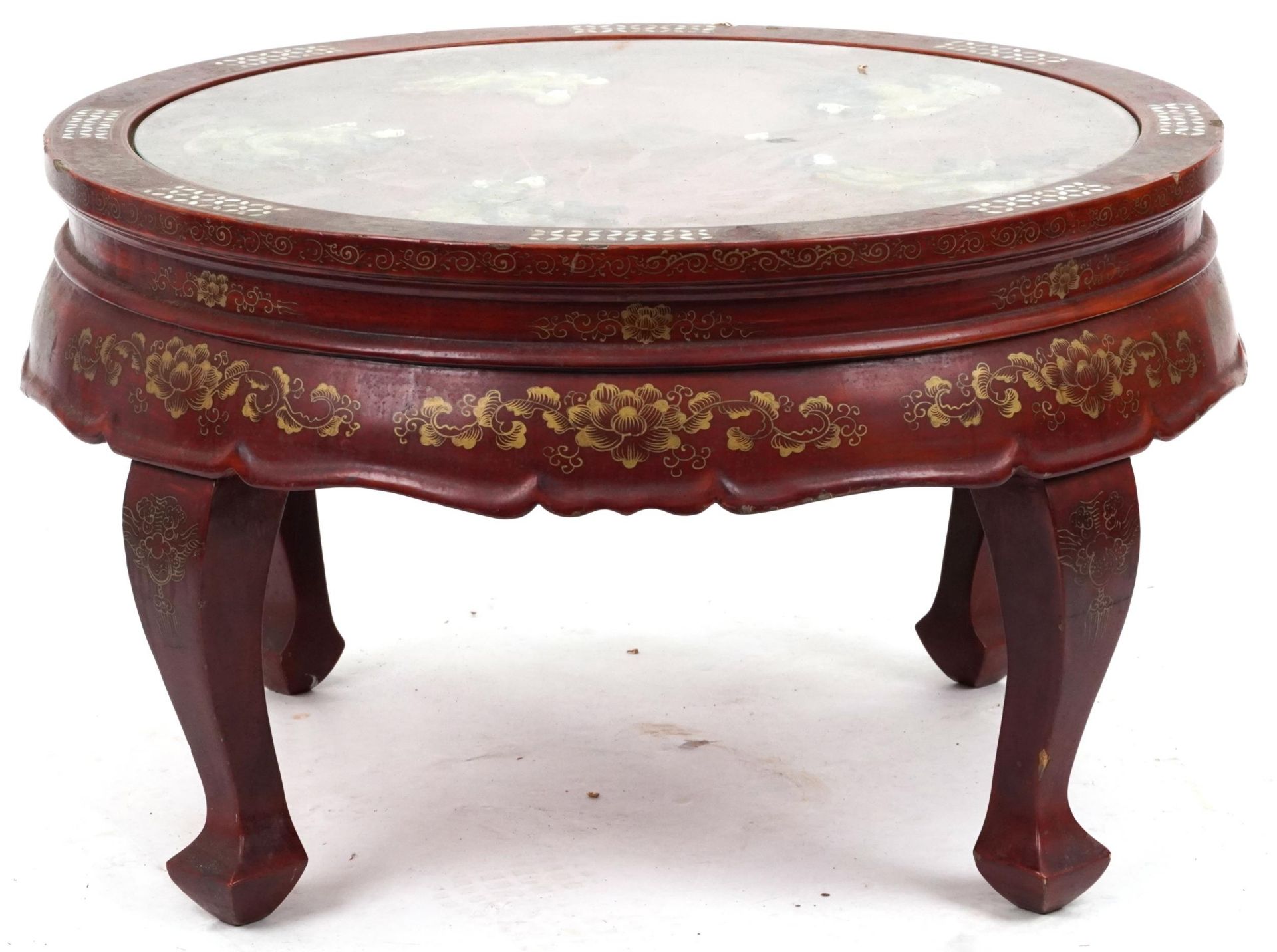 Chinese red lacquered chinoiserie centre table with inset glass top, mother of pearl and hardstone - Bild 5 aus 5