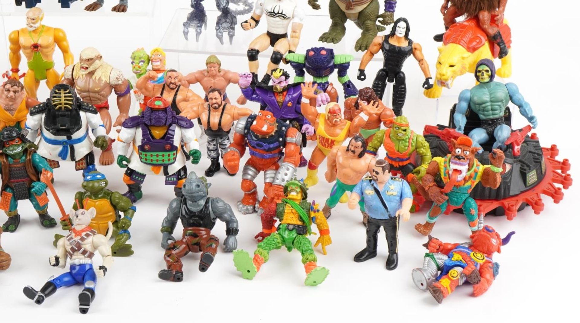 Collection of vintage and later toys, predominantly action figures, including World Wrestling - Bild 5 aus 5