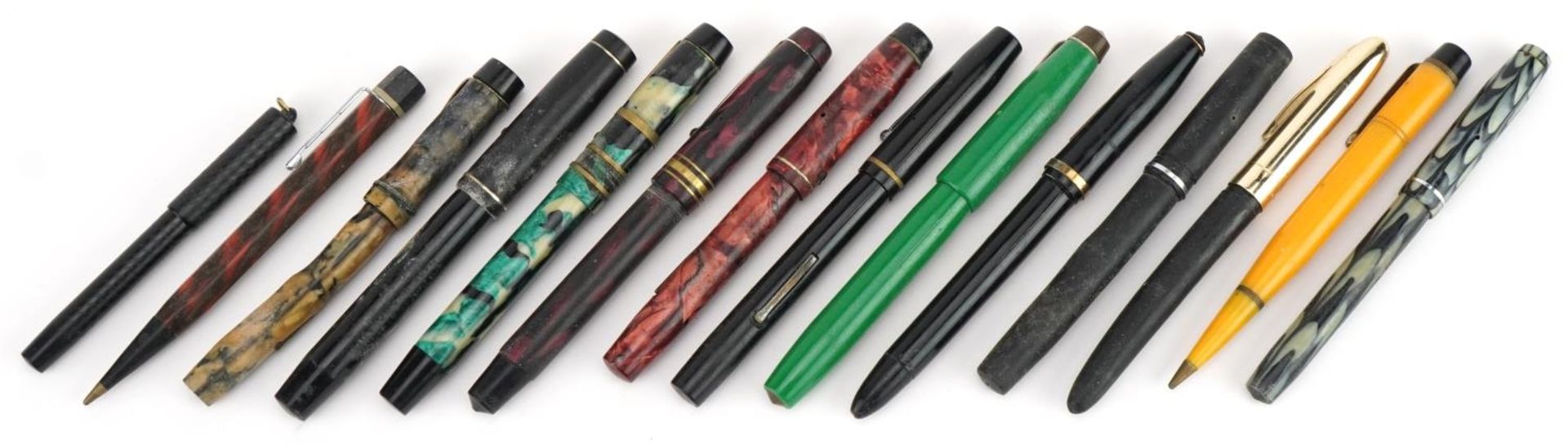 Vintage fountain pens and propelling pencils, some marbleised, including Golden Guinea and