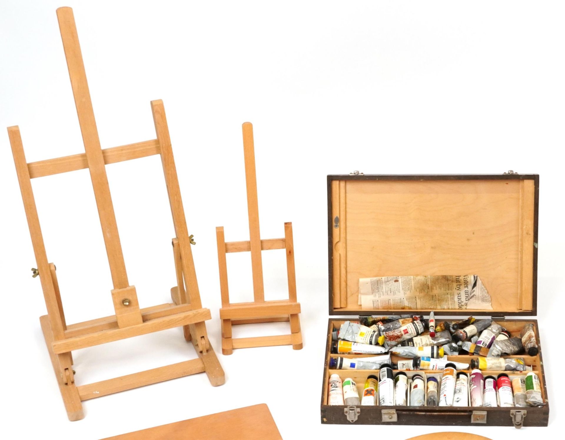Good collection of artist's equipment including travelling easels, paint brushes, palettes and - Bild 2 aus 5