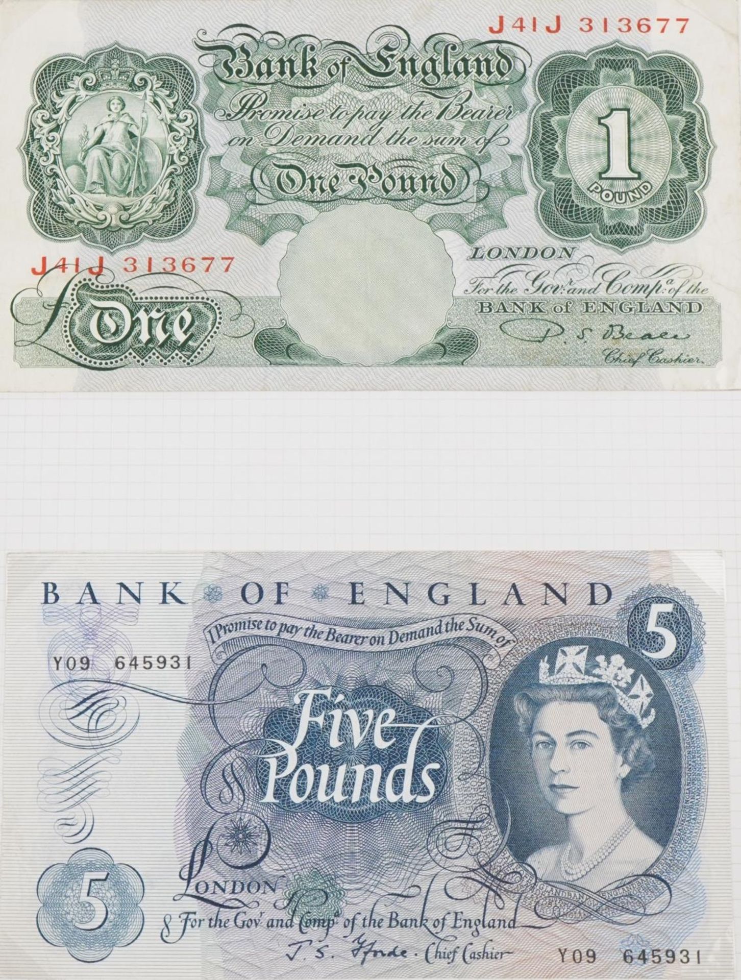 British and world banknotes arranged in an album including white five pound note, Chief Cashier P - Bild 4 aus 10