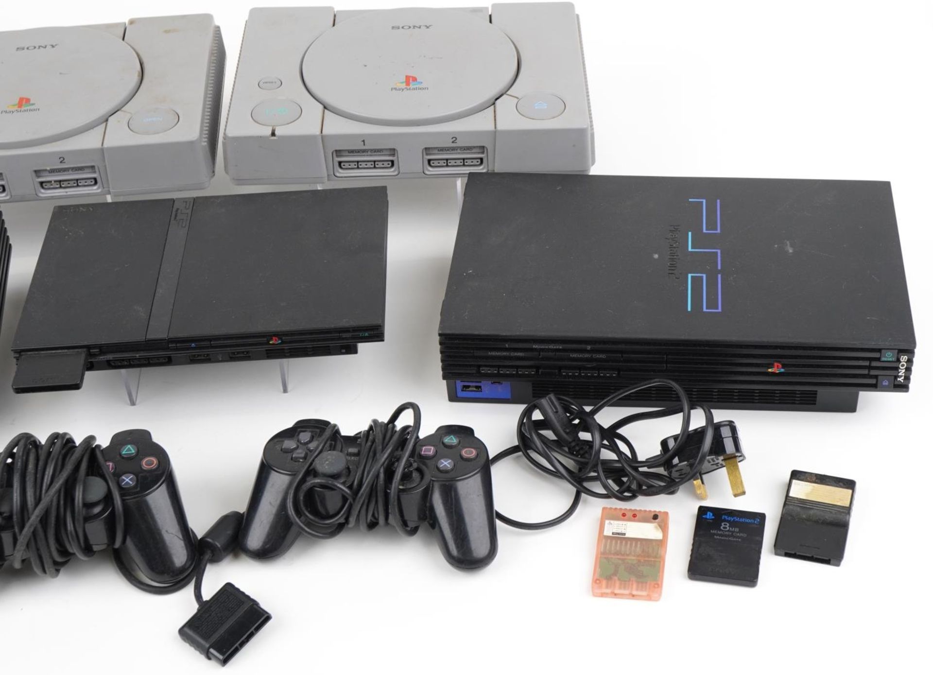 Five Sony games consoles with three controllers including two PlayStation 1s and three PlayStation - Bild 3 aus 3