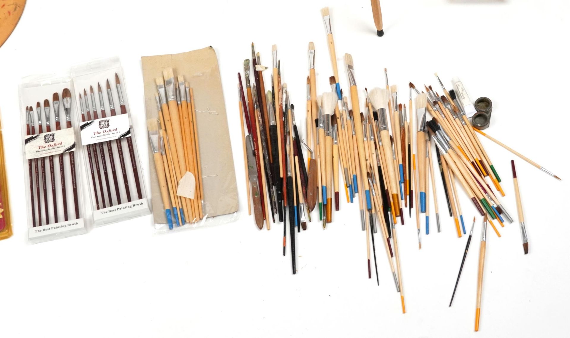 Good collection of artist's equipment including travelling easels, paint brushes, palettes and - Bild 5 aus 5