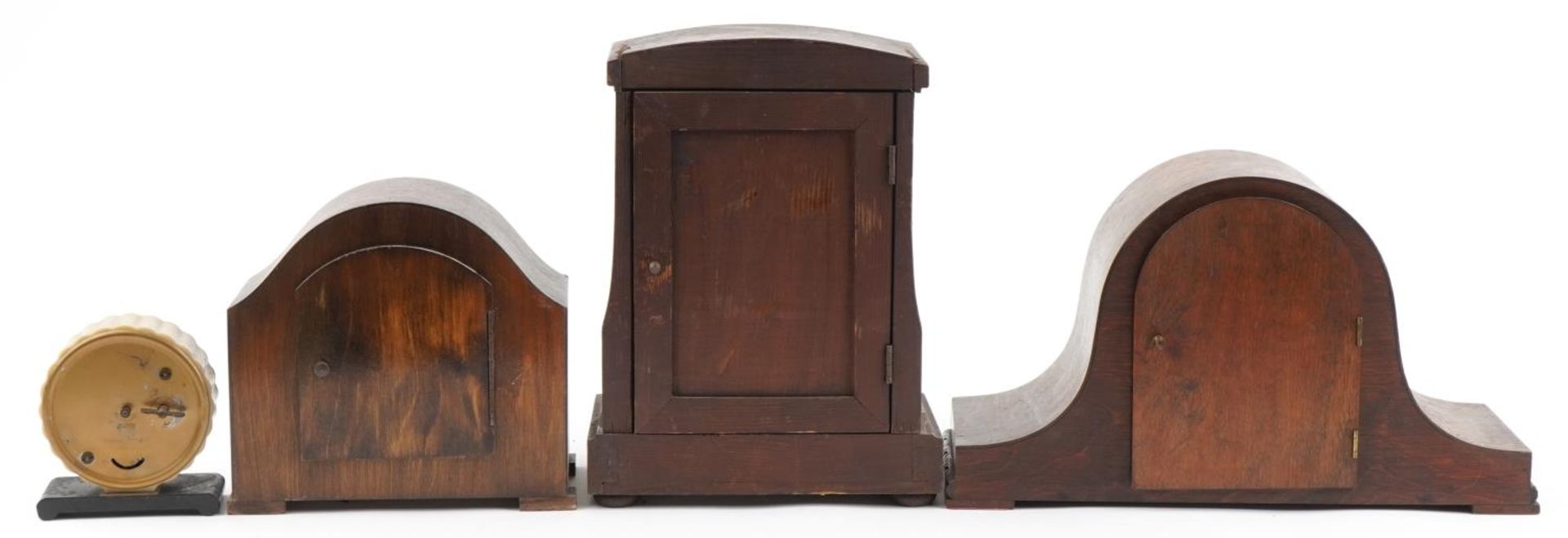 Four mantle clocks including oak cased Napoleon hat shaped Westminster chiming example, the - Bild 2 aus 5