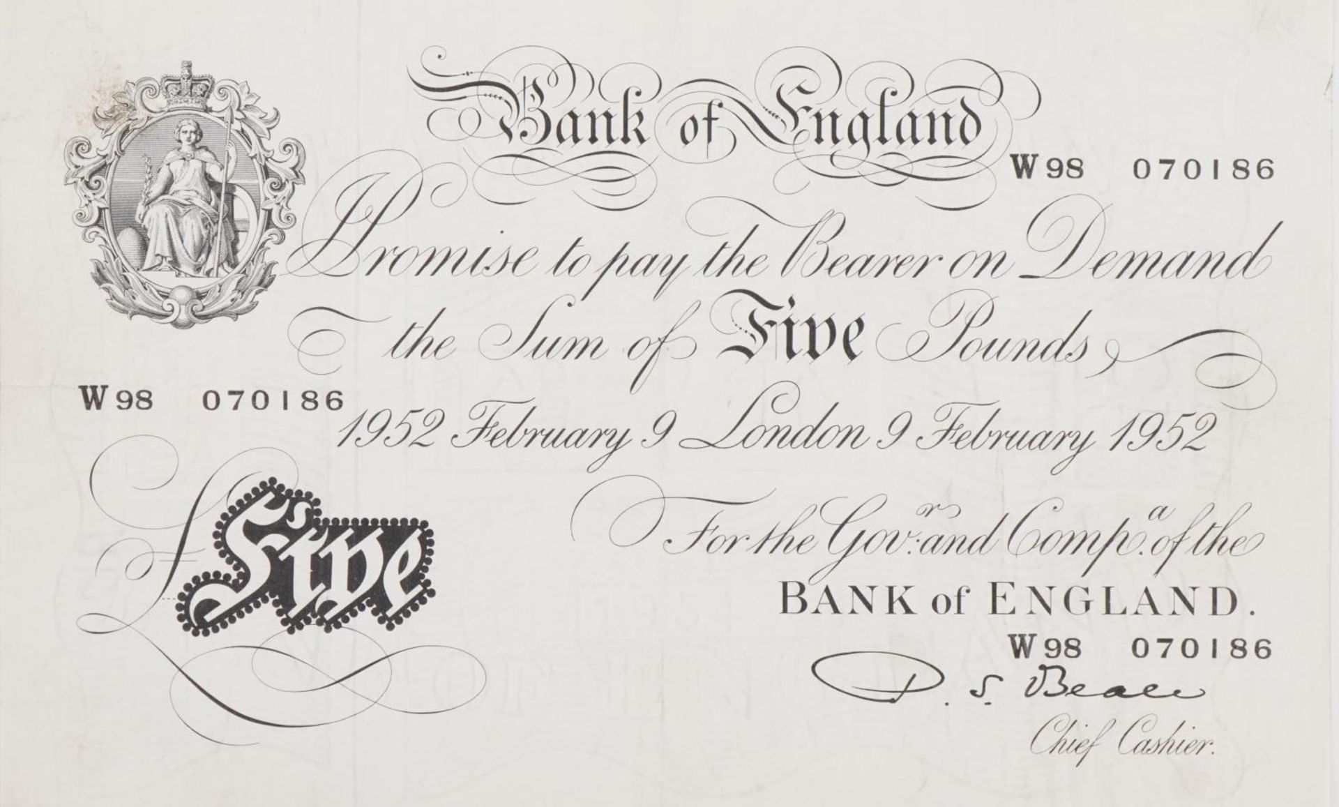 British and world banknotes arranged in an album including white five pound note, Chief Cashier P - Bild 5 aus 10