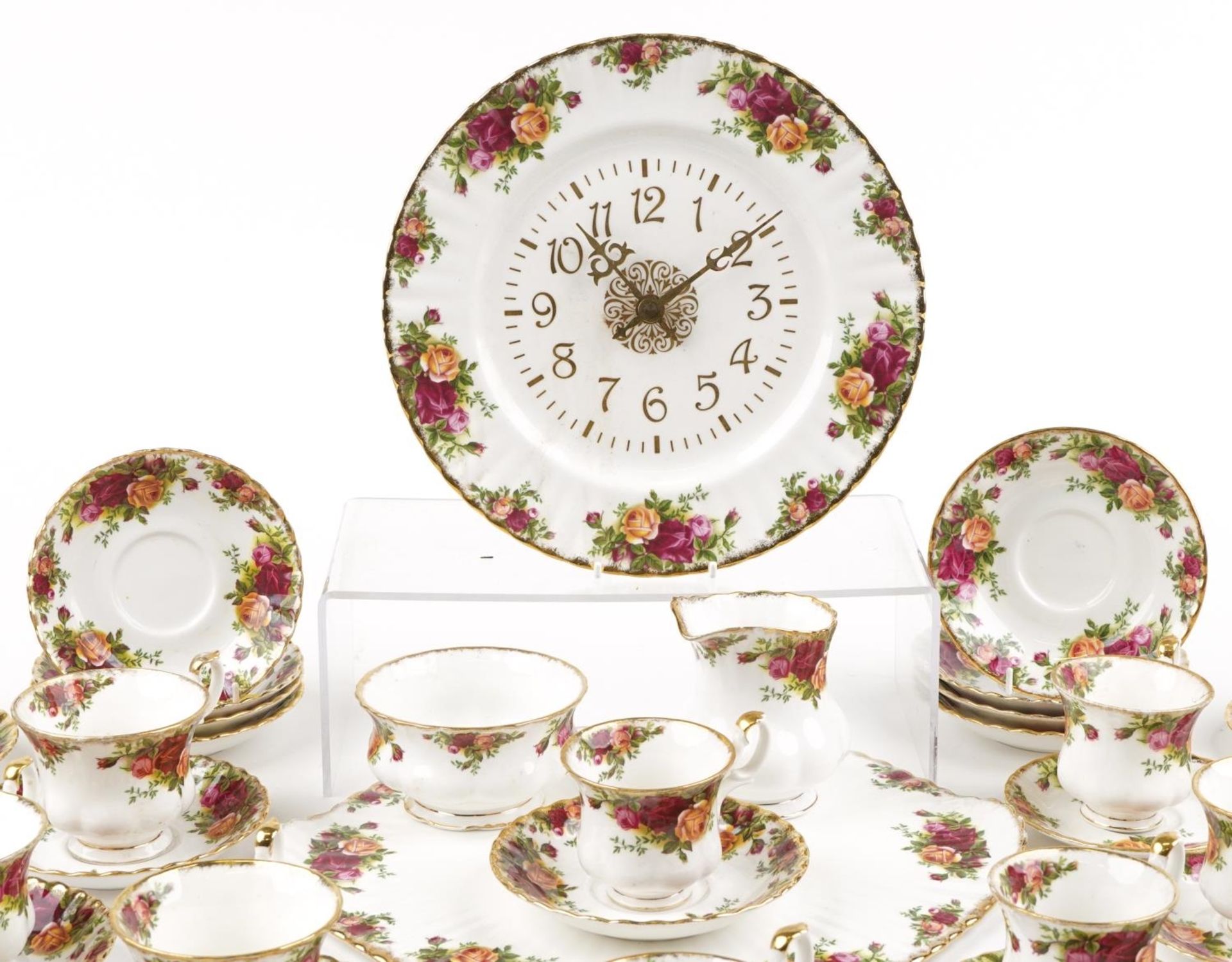 Royal Albert Old Country Roses china including various teaware, wall clock and cake tray, 35cm - Bild 2 aus 5