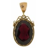 9ct gold garnet pendant, 3cm high, 4.0g : For further information on this lot please visit www.