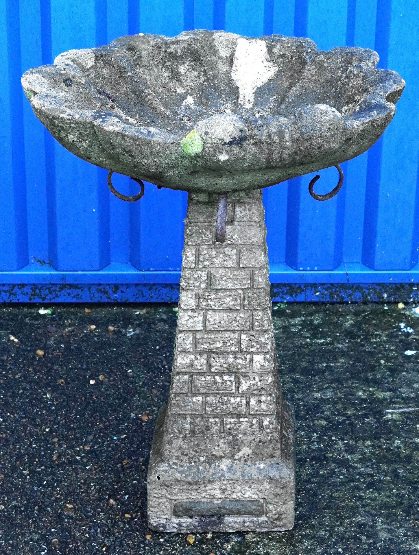 Garden stoneware shell shaped birdbath, 70cm high : For further information on this lot please visit - Image 3 of 3