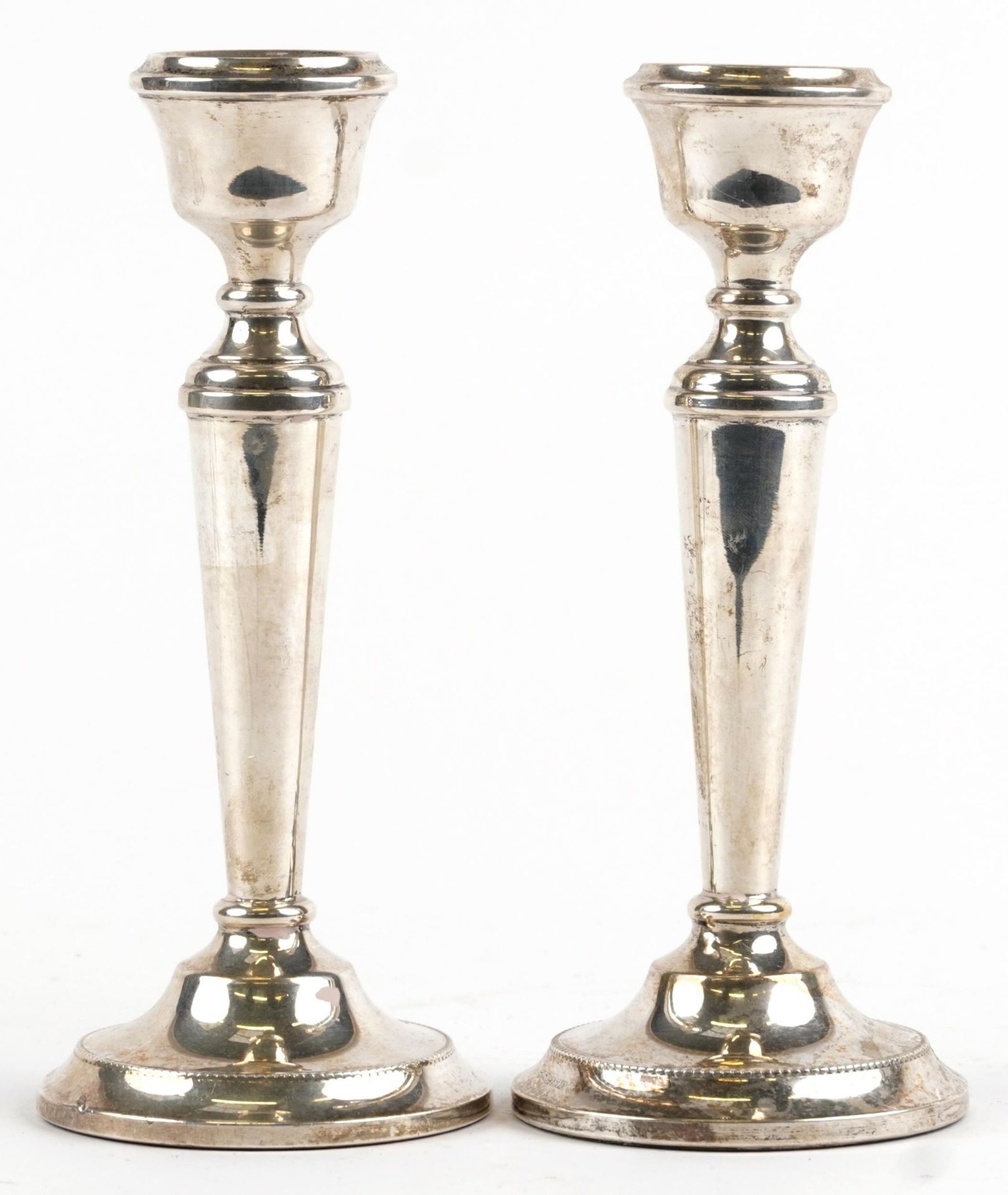 Cohen & Charles, pair of Elizabeth II silver tapering candlesticks, Birmingham 1963, 18.5cm high, - Bild 2 aus 4
