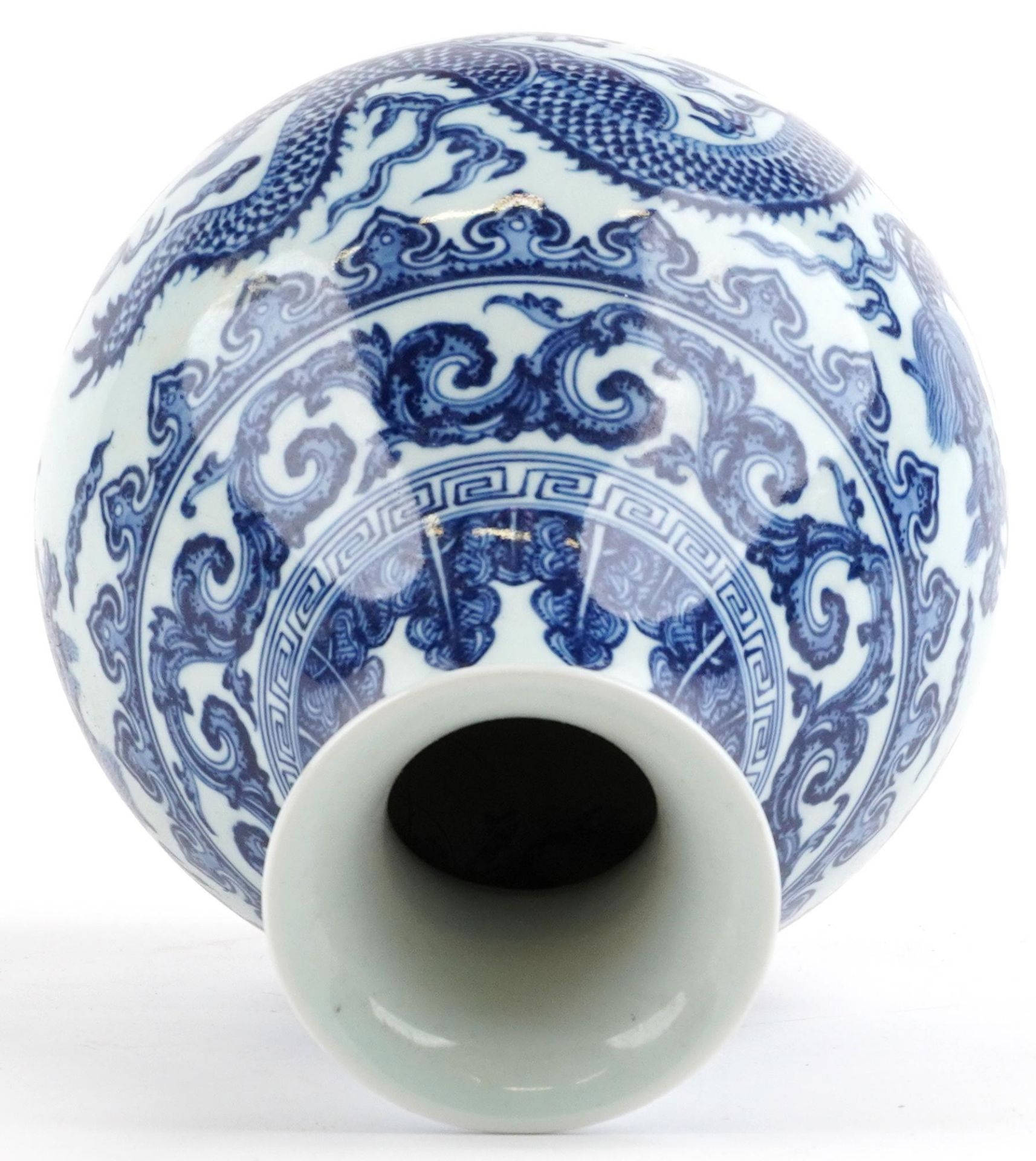 Chinese blue and white porcelain vase hand painted with dragons chasing the flaming pearl amongst - Bild 5 aus 7