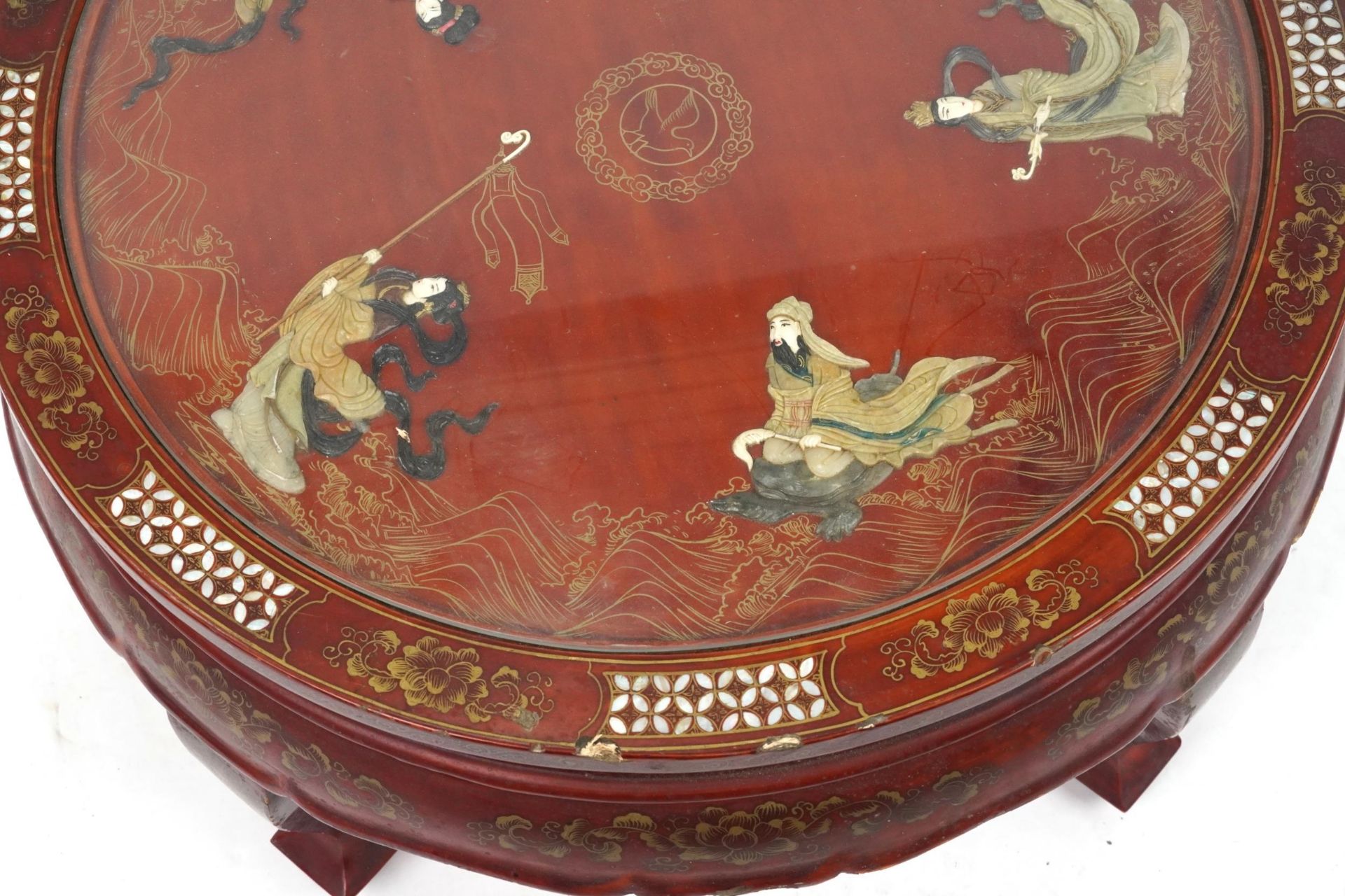 Chinese red lacquered chinoiserie centre table with inset glass top, mother of pearl and hardstone - Bild 3 aus 5